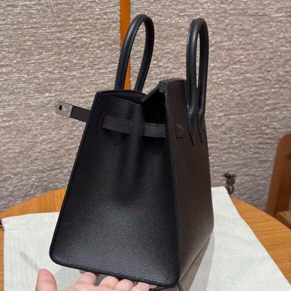 Classic Hermes Bag: A Stylish and Versatile Choice for Elegance - Picture 4 of 6